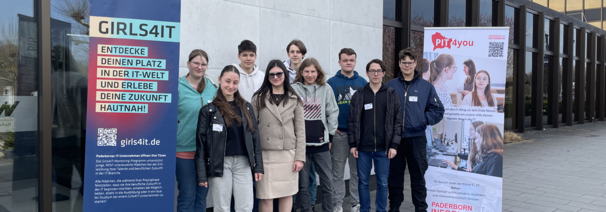 PIT4you und Girls4IT Gruppe vor dem Heinz Nixdorf MuseumsForum, Förderung von IT-Nachwuchs