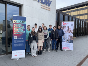 PIT4you und Girls4IT Gruppe vor dem Heinz Nixdorf MuseumsForum, Förderung von IT-Nachwuchs